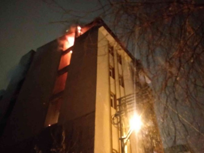 Otelde Yangın Çıktı, Müşteriler Tahliye Edildi
