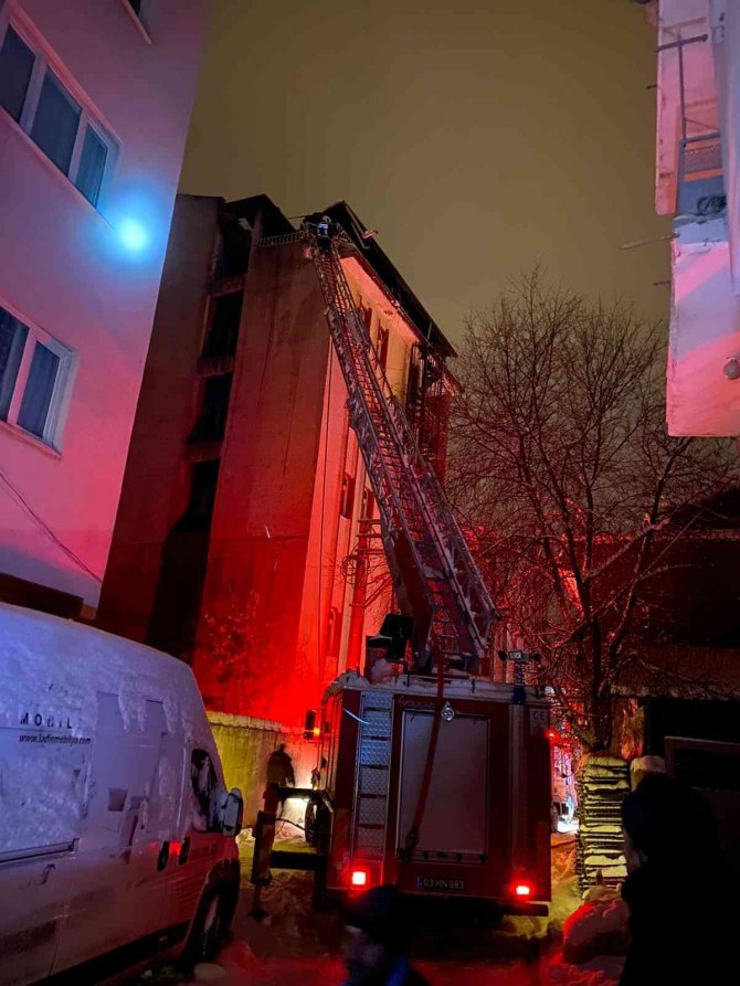 Otelde Yangın Çıktı, Müşteriler Tahliye Edildi