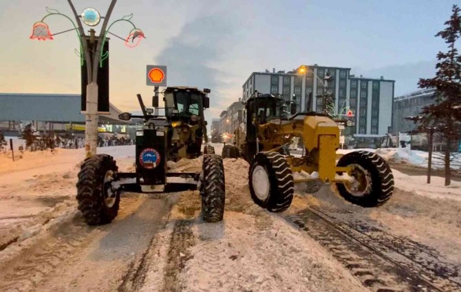 Ağrı’da Bir Buçuk Metreyi Bulan Kar, Ekipler Tarafından Temizleniyor
