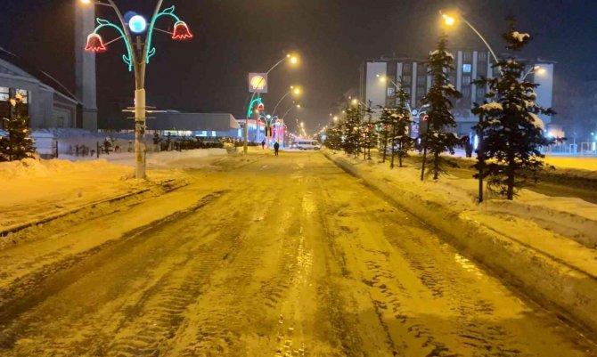 Ağrı’da Bir Buçuk Metreyi Bulan Kar, Ekipler Tarafından Temizleniyor