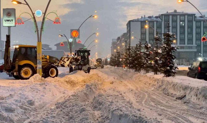 Ağrı’da Bir Buçuk Metreyi Bulan Kar, Ekipler Tarafından Temizleniyor