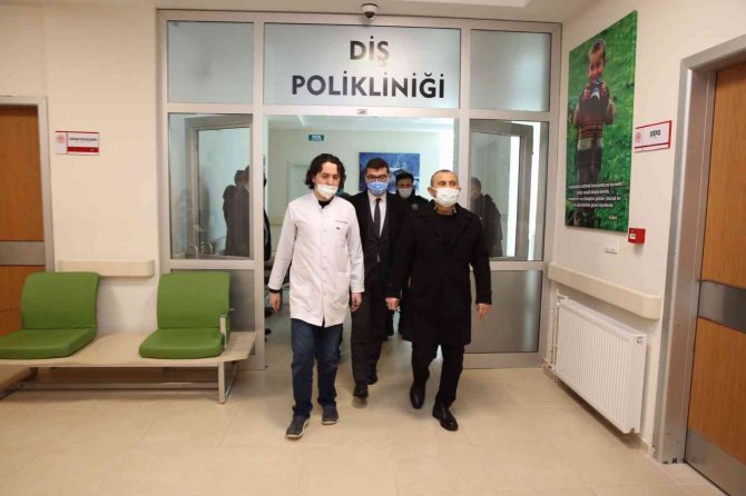 Vali Tuncay Sonel, Karlı Yolda Sokak Hayvanlarını Besledi