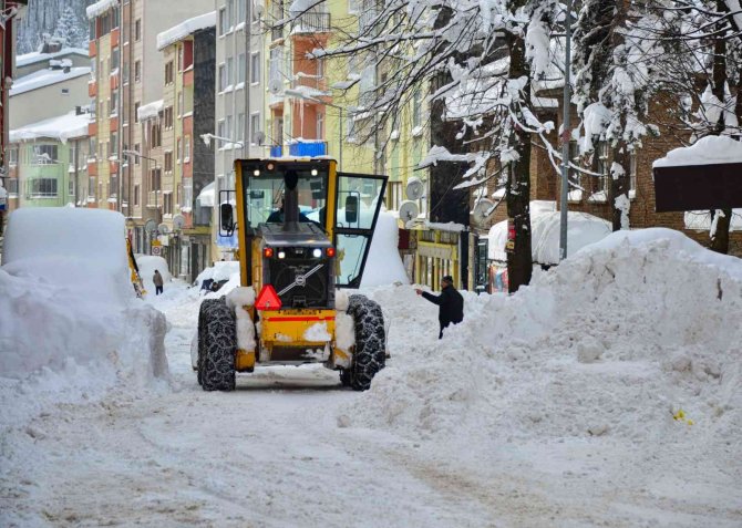 Ordu’da Kar Kalınlığı İnsan Boyuna Ulaştı