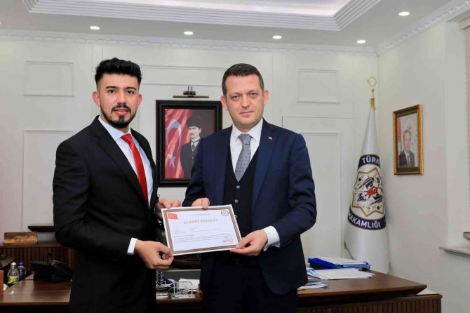 Tesadüfen Girdiği Eczanede Cezai Firarisini Tek Başına Yakalayan Jasat Personeline Ödül