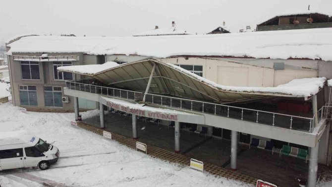 Amasya’da Kara Dayanamayan Otogar Çatısı Çöktü
