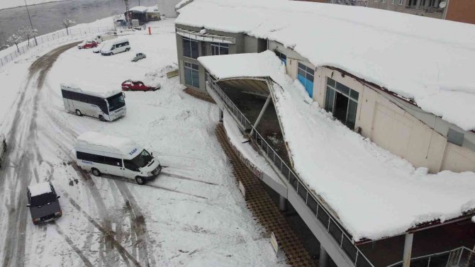 Amasya’da Kara Dayanamayan Otogar Çatısı Çöktü