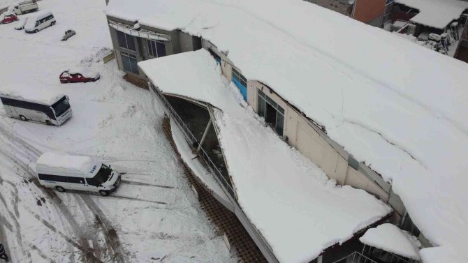 Amasya’da Otogar Çatısı Çöktü