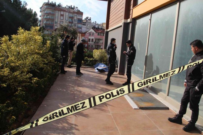 Antalya’da Bina Bahçesinde Şüpheli Ölüm