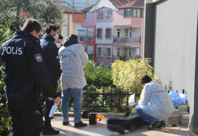 Antalya’da Bina Bahçesinde Şüpheli Ölüm