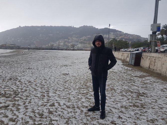 Alanya’ya 53 Yıl Aradan Sonra Kar Yağdı