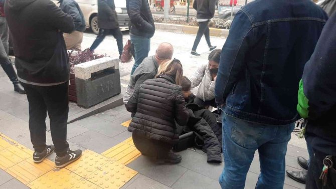 Yaya Geçidini Kullanan 13 Yaşındaki Genç Kız Hastanelik Oldu