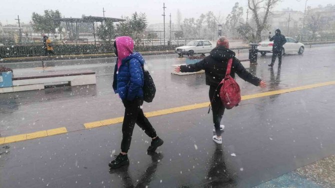 Manavgat’ta 14 Yıl Aradan Sonra Kar Sevinci