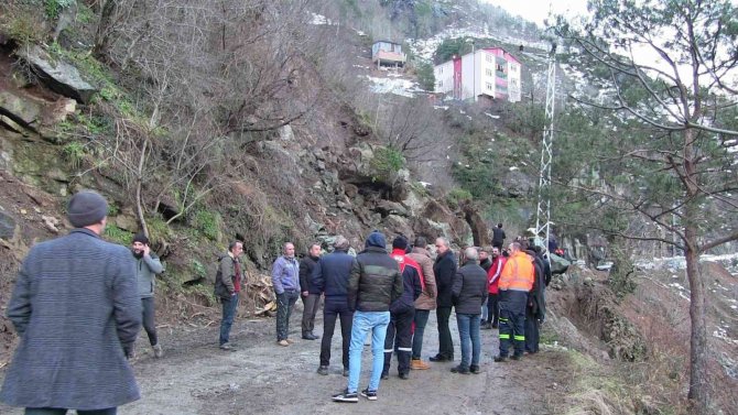 Heyelan Anı Kameralara Yansımıştı, 4 Köyün Yolunu Ulaşıma Açmak İçin Çalışma Başlatıldı