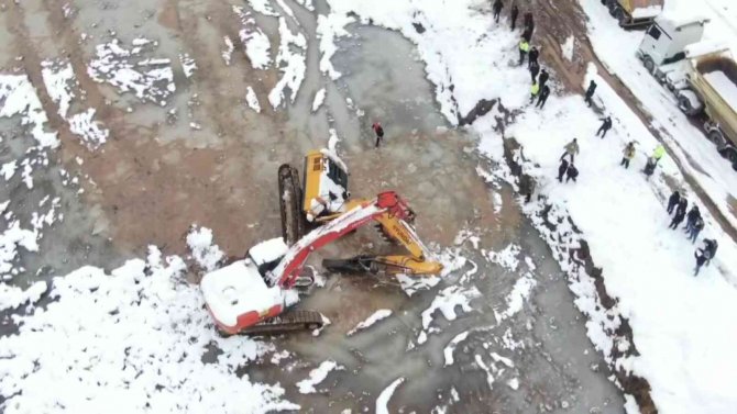 Ataşehir’de Buz Üstünde İlerleyen İş Makinesi, Buzların Kırılmasıyla Çukura Düştü