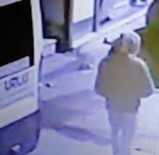 Avcılar’da Otomobillere Dadanan Hırsız Kamerada