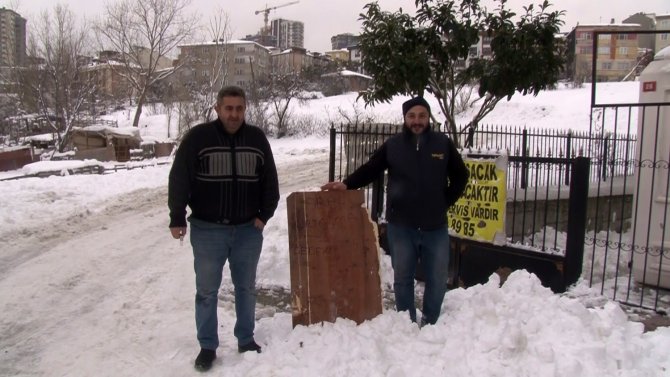 Bağcılar’da "Araç Kurtarmak Bedava" Tabelasıyla Yolda Kalanların Yardımına Koştular