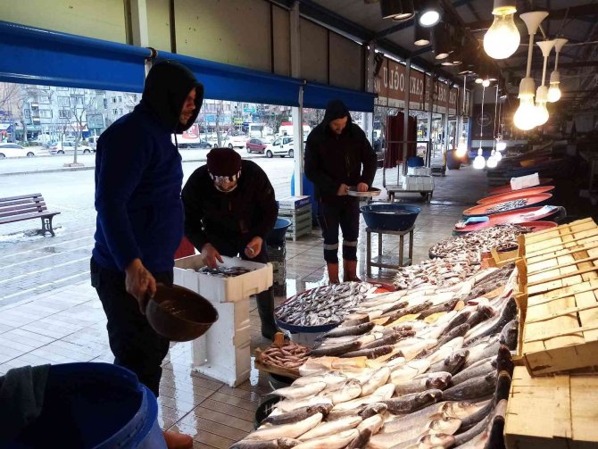 Fırtına Ve Soğuk Hava Balık Tezgahlarını Boşalttı