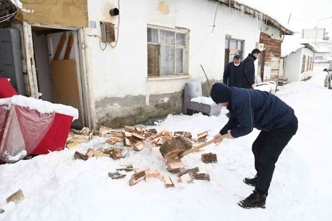 Çorum’da Odunu Biten Yaşlı Kadının İmdadına Zabıta Yetişti