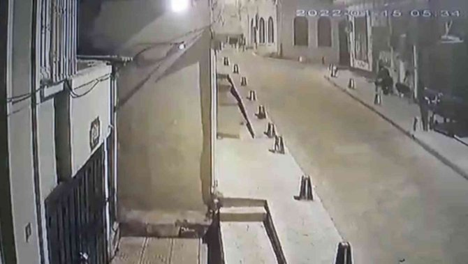 Beyoğlu’nda Kadına Saldırı Anları: Şişeyle Kafasına Vurdu, Çelme Taktı Ve Yumrukla Saldırdı