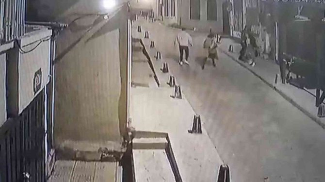 Beyoğlu’nda Kadına Saldırı Anları: Şişeyle Kafasına Vurdu, Çelme Taktı Ve Yumrukla Saldırdı