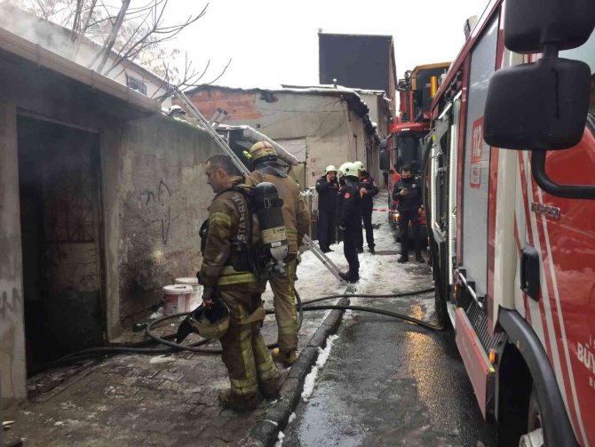 Beyoğlu’nda Tek Katlı Evde Yangın Paniği