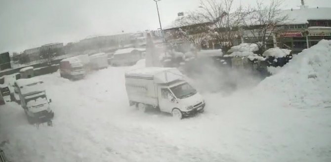 Bingöl’de Saniyelerle Kar Kütlesinden Kurtuluş Güvelik Kamerasına Yansıdı