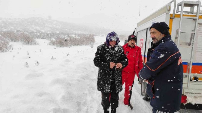 Karda Mahsur Kalan Adamı Ekipler Kurtardı