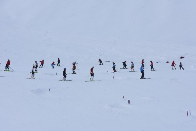 Bitlis’te Geleceğin Kayakçıları Yetişiyor
