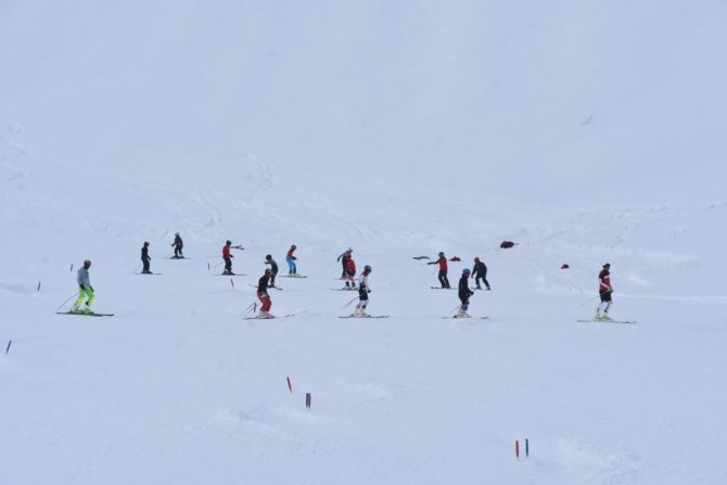 Bitlis’te Geleceğin Kayakçıları Yetişiyor