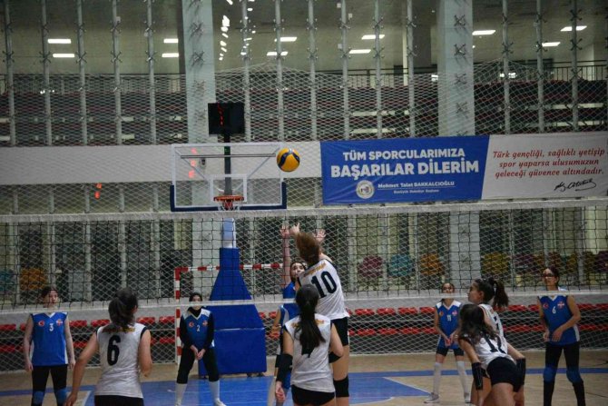 Voleybol Küçük Kızlarda Bir Galibiyet Bir Yenilgi