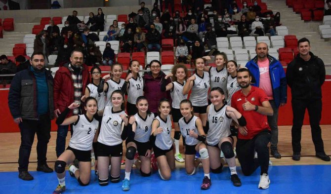 Voleybol Küçük Kızlarda Bir Galibiyet Bir Yenilgi