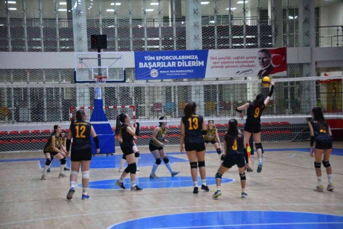 Voleybol Küçük Kızlarda Bir Galibiyet Bir Yenilgi