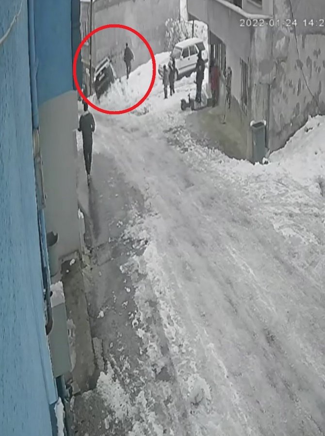 Bursa’da Buzlanan Yolda Kayan Araç Ev İle Yol Arasındaki Boşluğa Düştü