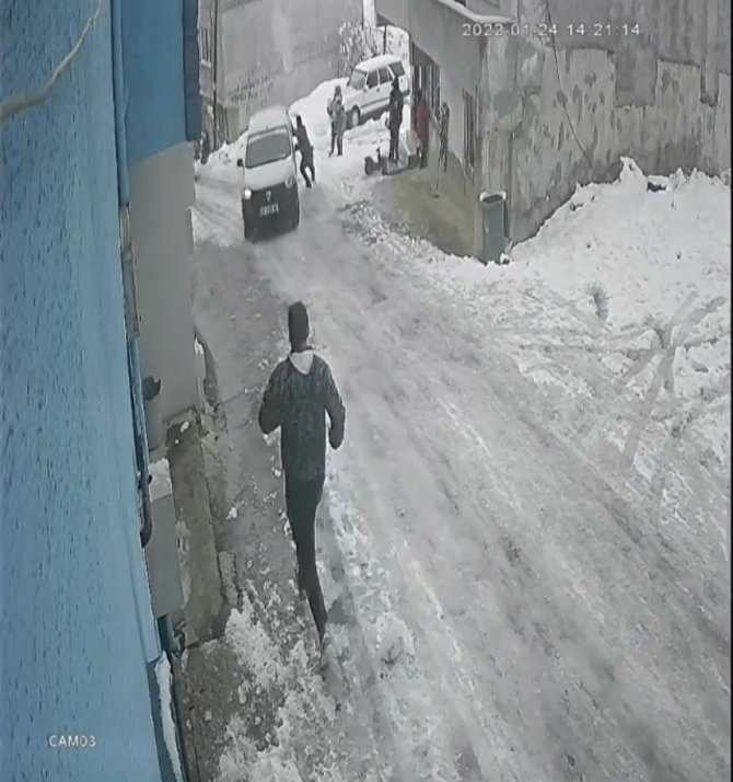 Bursa’da Buzlanan Yolda Kayan Araç Ev İle Yol Arasındaki Boşluğa Düştü