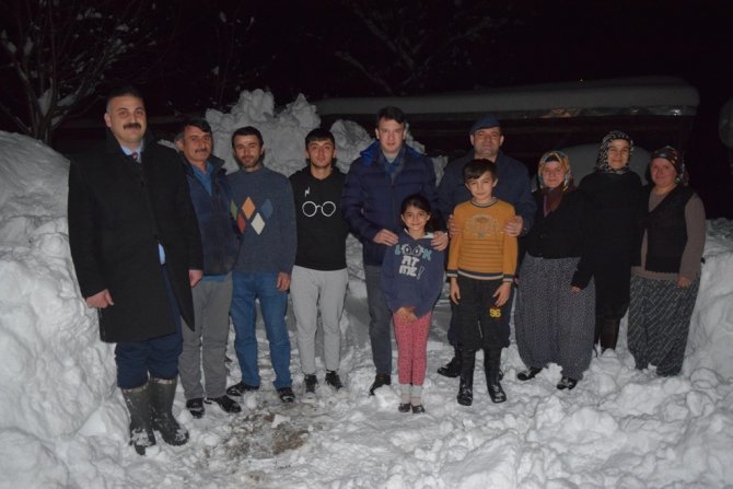 Kar Nedeniyle Evine Gidemeyen Öğrenciyi Kaymakam Evine Ulaştırdı