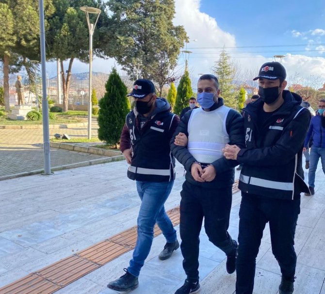 Suç Örgütü Lideri, İ̇zmir Polisinin Amansız Takibiyle Yakalandı