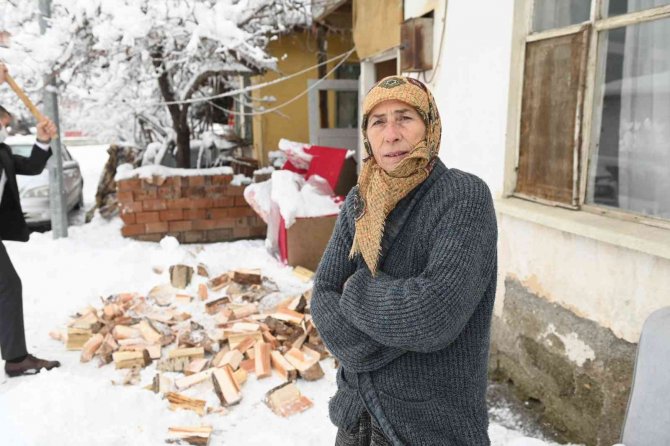 Çorum’da Odunu Biten Yaşlı Kadının İmdadına Zabıta Yetişti