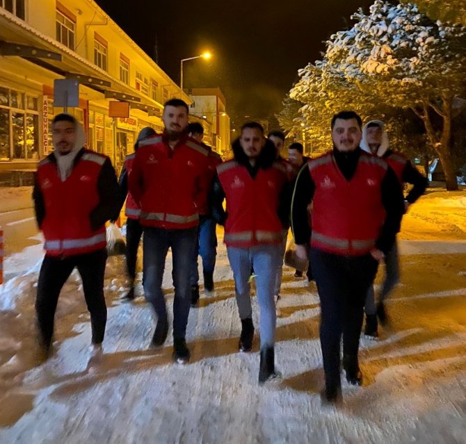 Kale’nin Genç Alperenleri Sokak Hayvanlarını Unutmadı