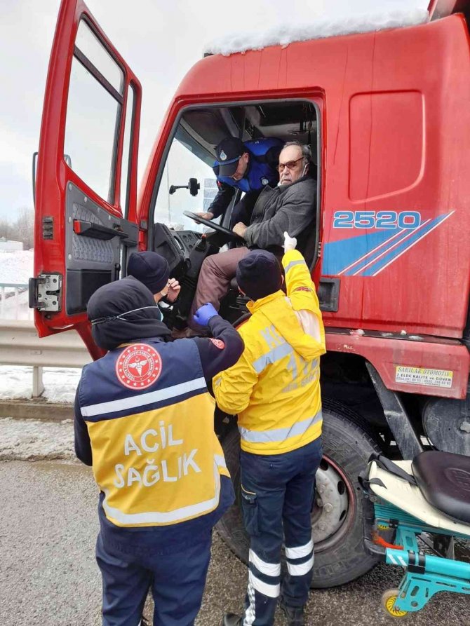 Direksiyon Başında Fenalaşan Sürücüye Zabıta Ekiplerinden Hayati Müdahale