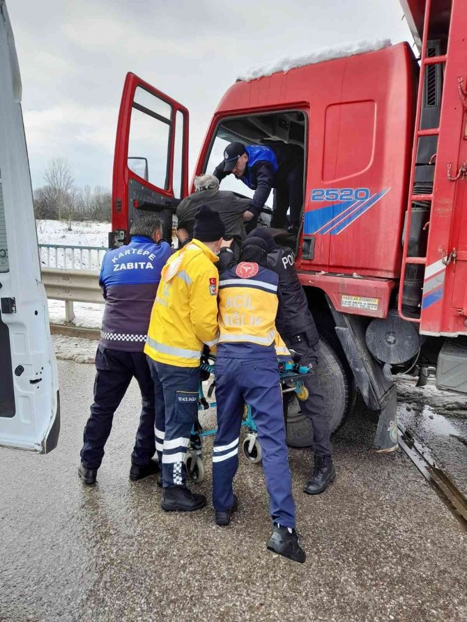 Direksiyon Başında Fenalaşan Sürücüye Zabıta Ekiplerinden Hayati Müdahale