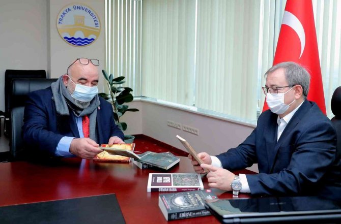 Edirne’de Akademisyenler Kitaplarını Rektör Tabakoğlu’na Takdim Etti