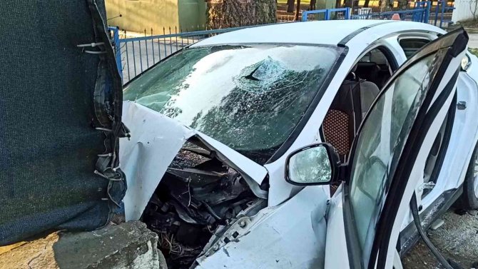 İ̇ki Otomobil Kafa Kafaya Çarpıştı: 4 Yaralı