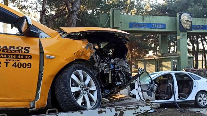 İ̇ki Otomobil Kafa Kafaya Çarpıştı: 4 Yaralı