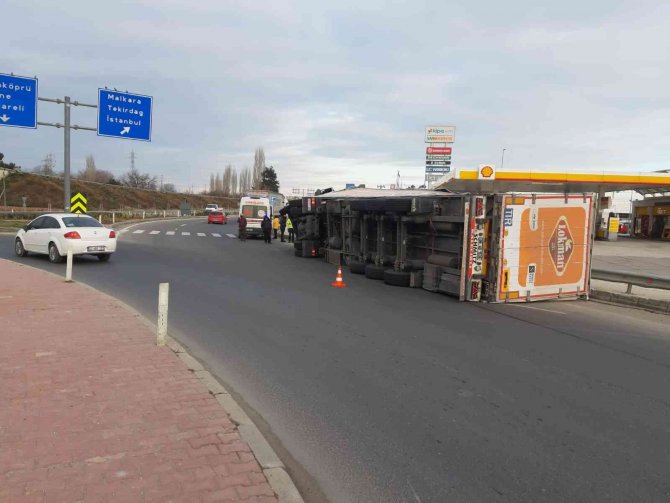 Virajı Almayan Pamuk Yüklü Tır Yol Kenarına Devrildi