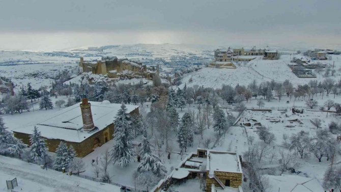 Elazığ Beyaza Büründü, Medeniyetler Beşiği Harput’ta Kartpostallık Görüntüler Oluştu