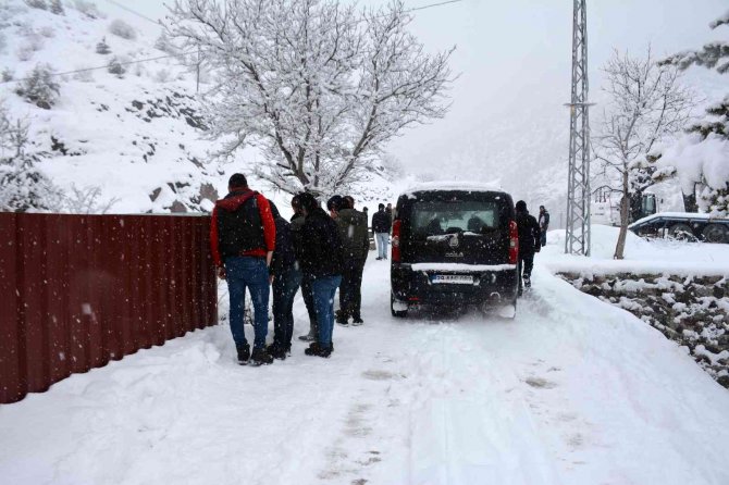 Karlı Yolda Kamyonet Köprüden Düştü: 1 Ölü, 3 Yaralı