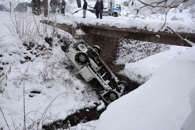 Karlı Yolda Kamyonet Köprüden Düştü: 1 Ölü, 3 Yaralı