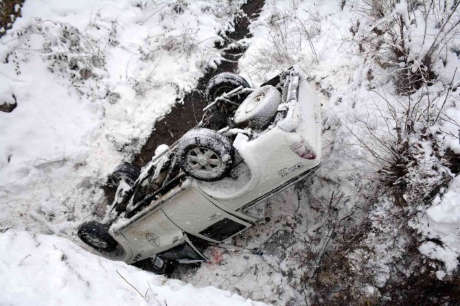 Karlı Yolda Kamyonet Köprüden Düştü: 1 Ölü, 3 Yaralı
