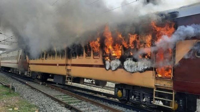 Hindistan’da Protestocular Treni Ateşe Verdi