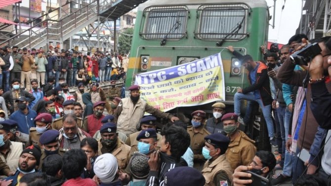 Hindistan’da Protestocular Treni Ateşe Verdi